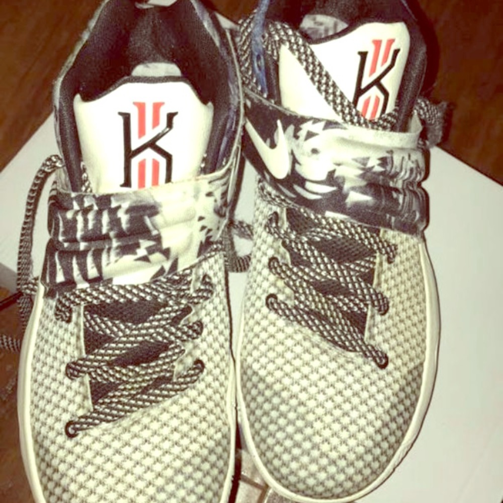 Men’s size 8 Kyries